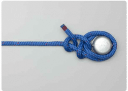 Blue marine knot tied around a metal ring, ideal for secure anchoring in powerboating.